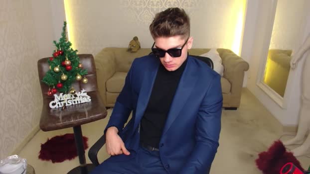 MaxKaidenn fingering Webcam SHOW @ Cam4 12-12-2025