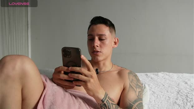 Latino_Milk_99 show Webcam SHOW @ Cam4 15-04-2026