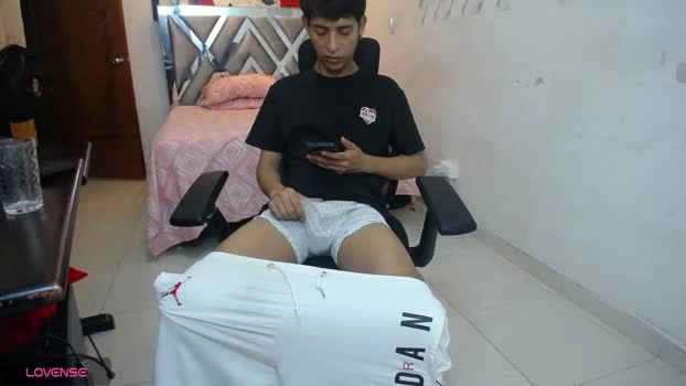 hardsexlove08 29-04-2026 Male Cap show Topless Cam legs